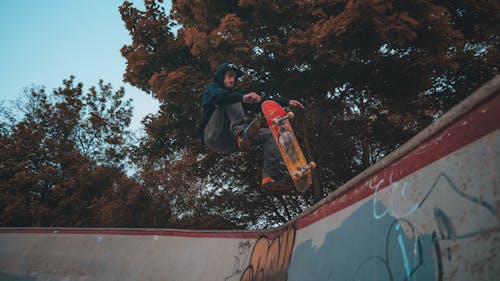 Man Skateboarden Op De Ijsbaan