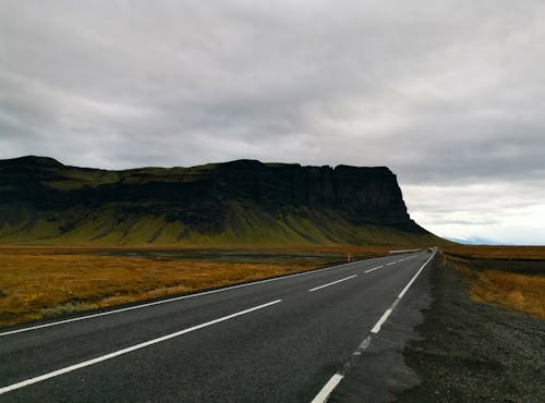 Дорога через открытые поля в Исландии