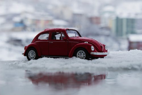 Gratis Automobile Rossa Del Giocattolo Nella Neve Foto a disposizione
