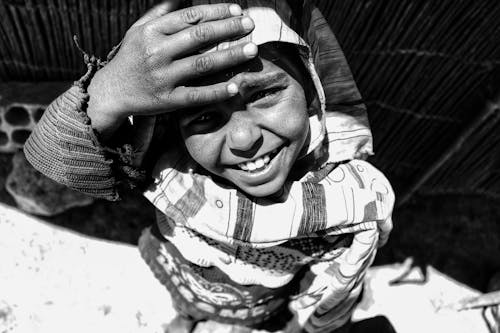 Fotografia Em Tons De Cinza De Uma Pessoa Sorrindo