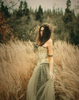 一位穿着优雅的女人站在宁静的乡村田野中，散发着乡村魅力