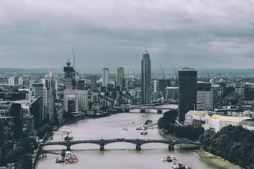 在黑暗的天空下的城市景观