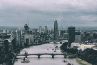 伦敦天际线以泰晤士河为特色，其景观令人惊叹，捕捉了标志性建筑与城市风景