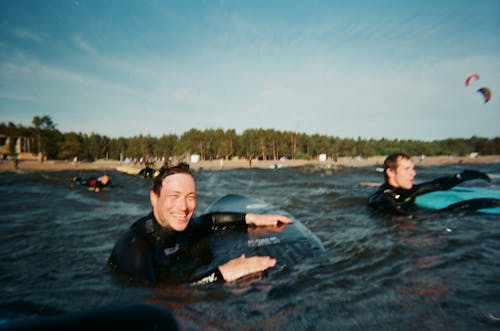 Mensen Op De Oppervlakte Van Water Met Surfplanken