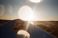 迷人的日落景象在海浪与冲浪板之间