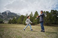 群山环绕，绿树成荫，母女二人共享欢乐时光