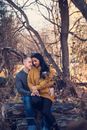 在风景如画的秋季森林里，一对浪漫的情侣享受着宁静的时刻