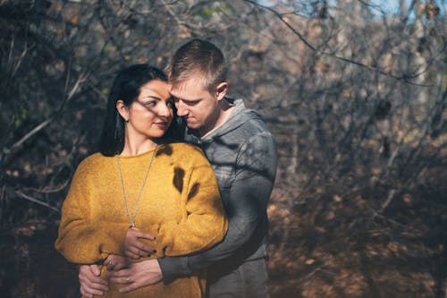 Foto De Enfoque Selectivo Del Hombre Abrazando A La Mujer Desde Atrás