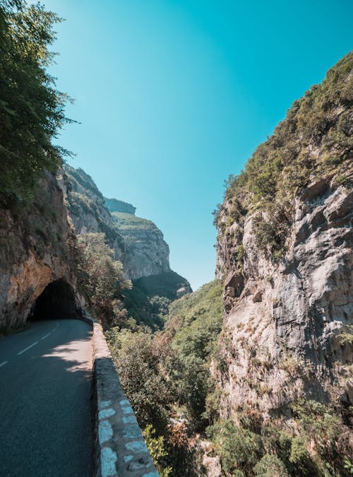 Route à Côté D'une Montagne