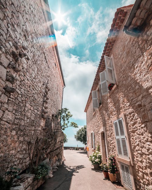 Maisons En Béton Brun Sous Ciel Nuageux Bleu Et Blanc