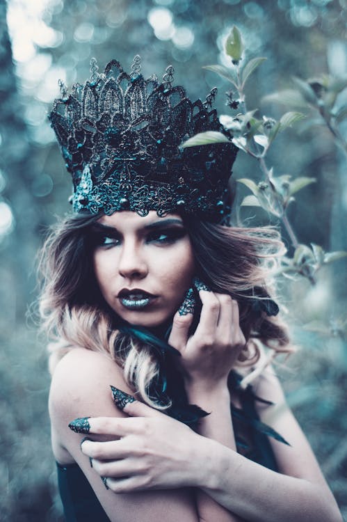 Free Women Wearing a Black Crown Close-up Photography Stock Photo