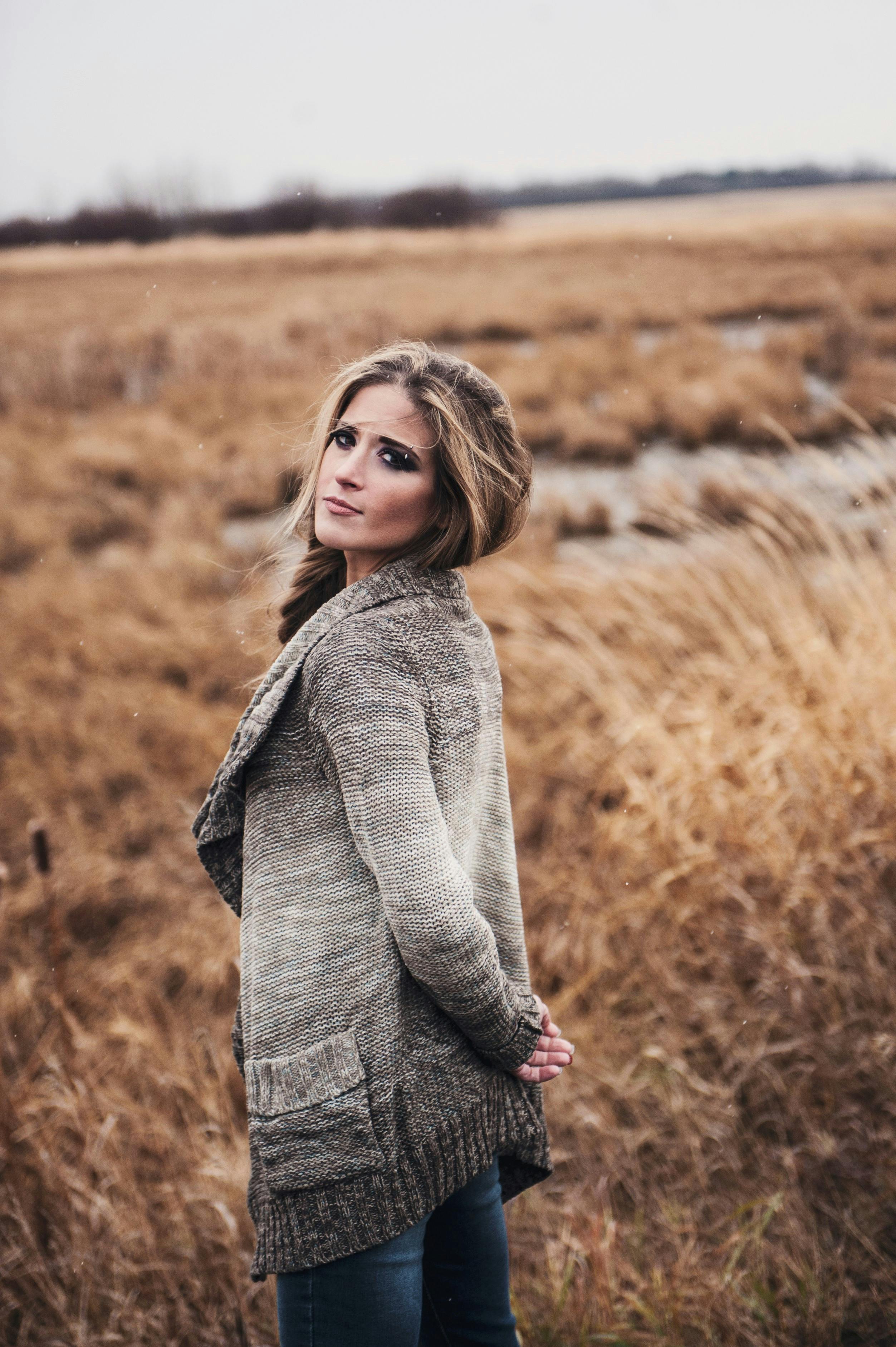 秋天，一个女人站在田野里，表情平静