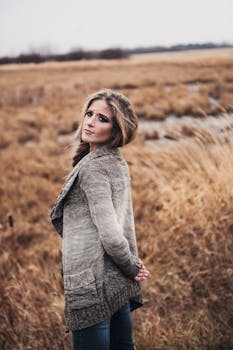 秋天，一个女人站在田野里，表情平静