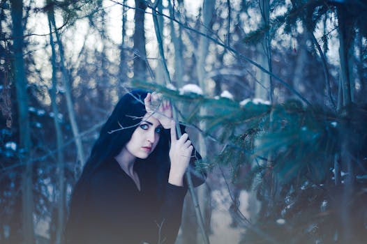 一名黑发女子透过白雪皑皑的森林枝桠凝望，营造出神秘的氛围