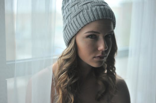 一位喜怒无常的女子，戴着针织无檐帽向外望去