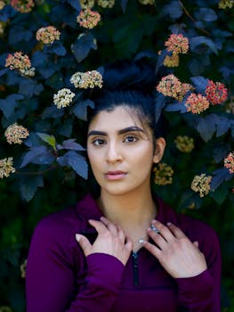 一幅迷人的女性肖像被充满活力的花园花朵环绕，散发着自然之美