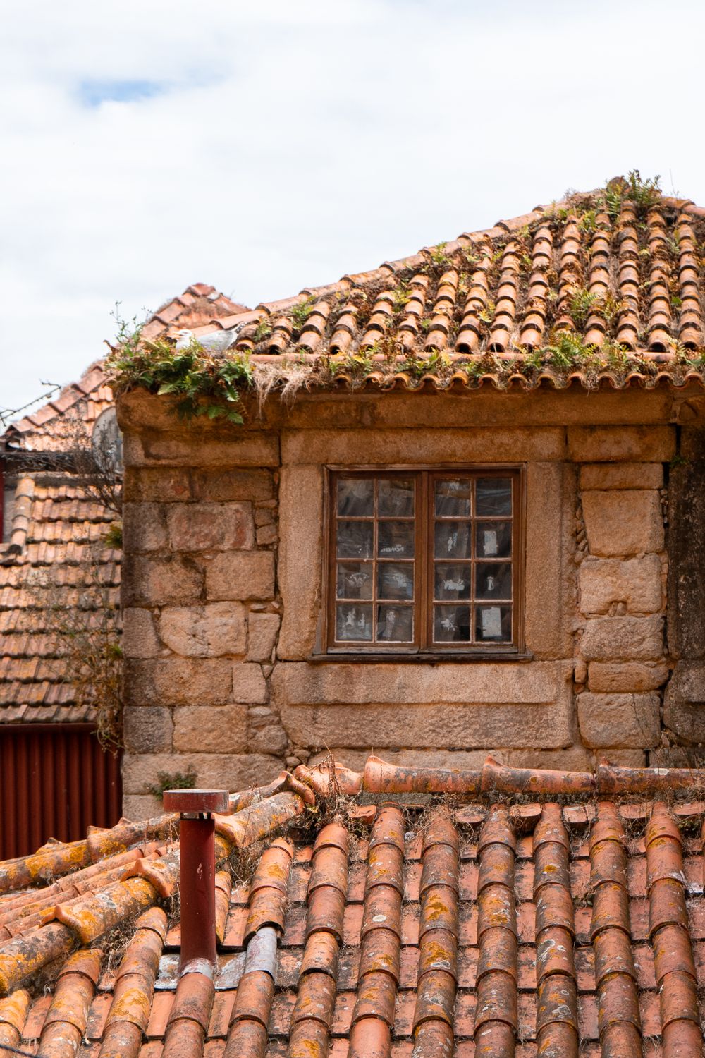 Casa tradicional portuguesa em pedra antes da recuperação
