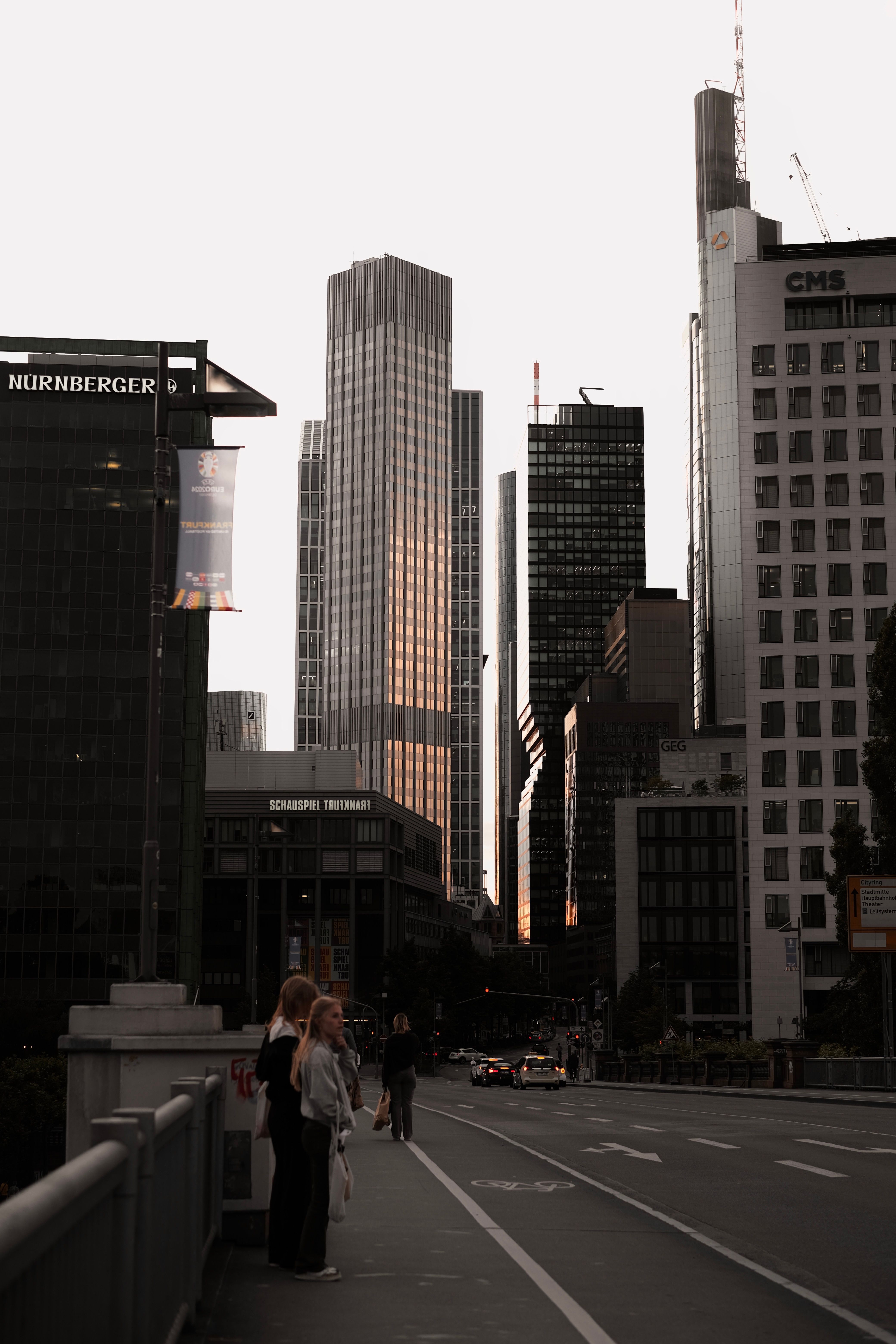 Goldene Stunde in der Stadt fotografieren, ohne zu viel Ausrüstung mitzunehmen — den Tragekomfort so einrichten, dass du weiter fotografierst