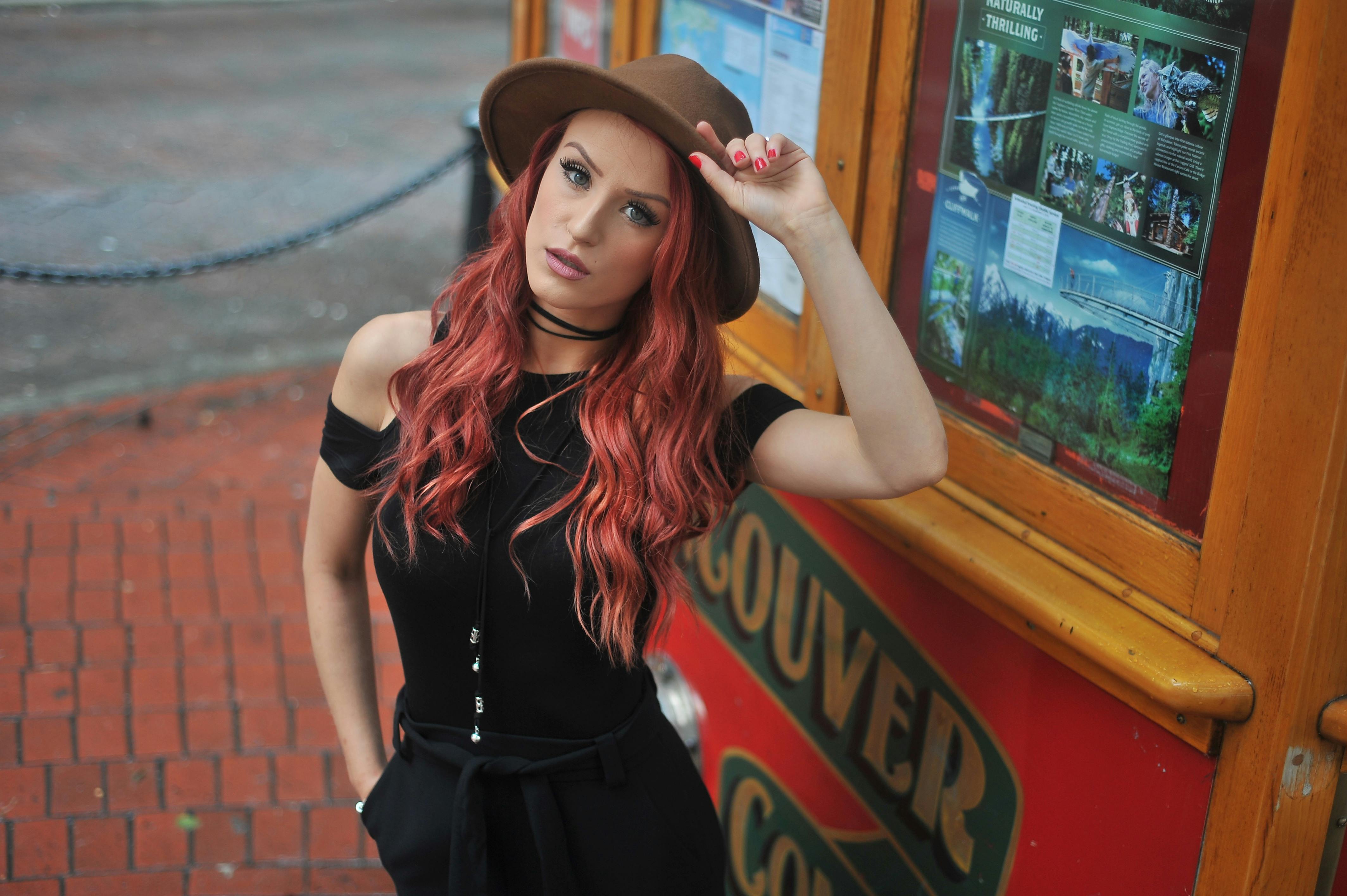 Gratis Foto Wanita Mengenakan Fedora Coklat Foto Stok