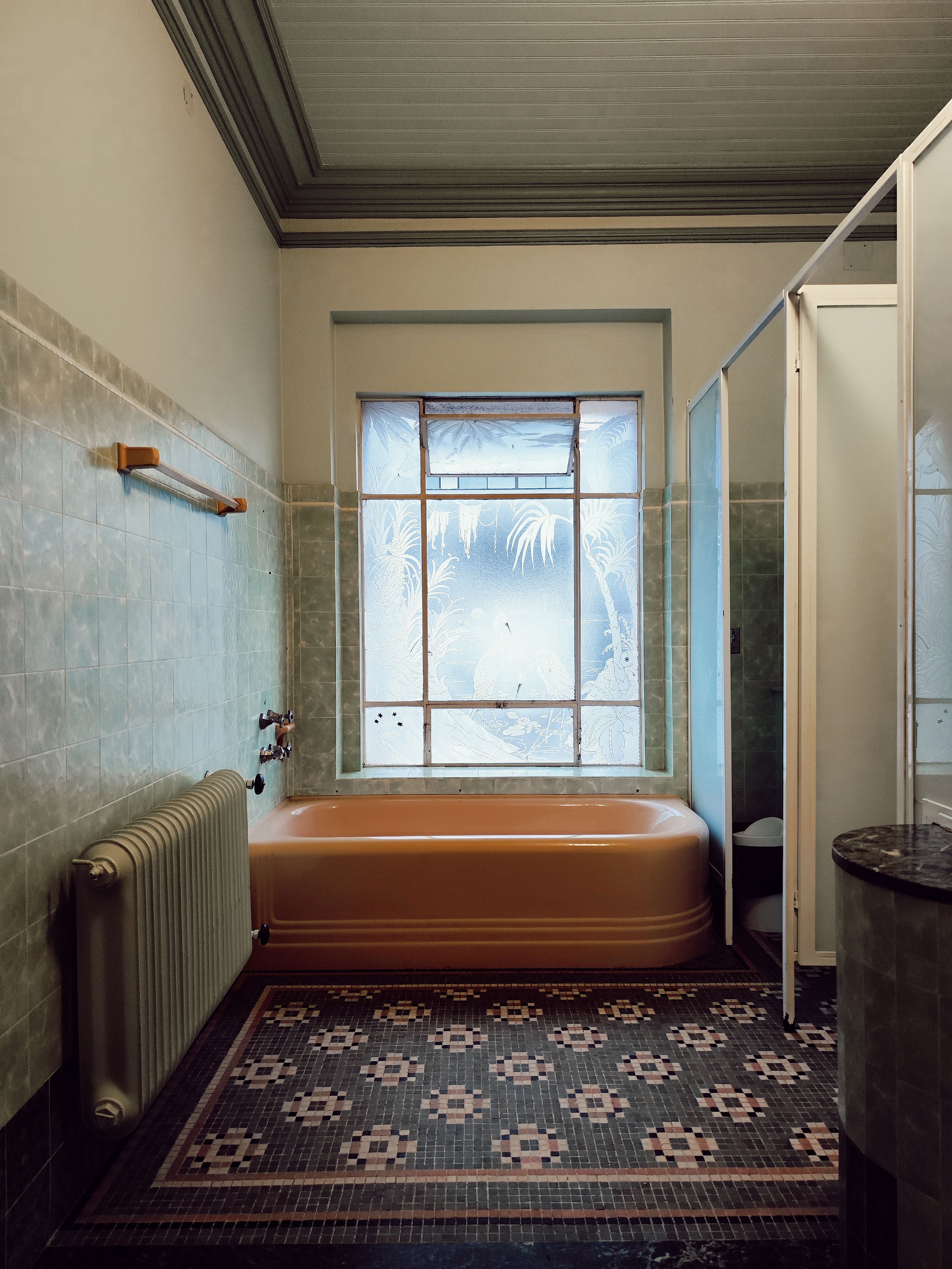 Vintage Bathroom with Brown Bathtub · Free Stock Photo
