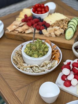 Trempette à l'avocat et pommes de terre nouvelles
