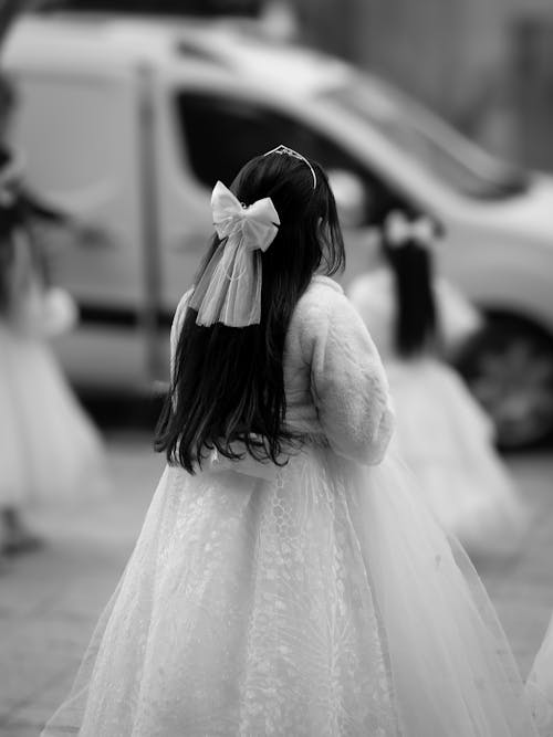 Fotobanka s bezplatnými fotkami na tému biele šaty košele, čierny a biely, dievča