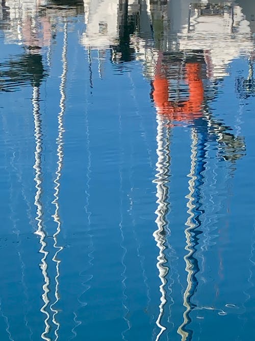 Reflets - mats de bateaux en reflet sur l'eau