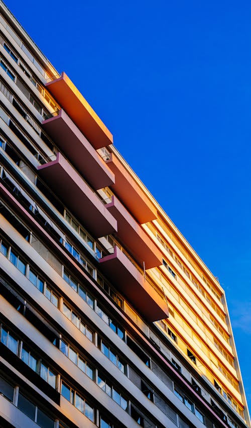 Gratis Foto De Un Edificio De Gran Altura Con Balcones Durante El Día Foto de stock