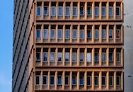 现代高层建筑立面的特写视图，展现了具有现代设计感的几何窗户图案