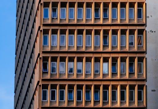 现代高层建筑立面的特写视图，展现了具有现代设计感的几何窗户图案