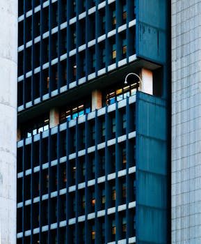 现代建筑的玻璃立面特写展现了当代建筑设计