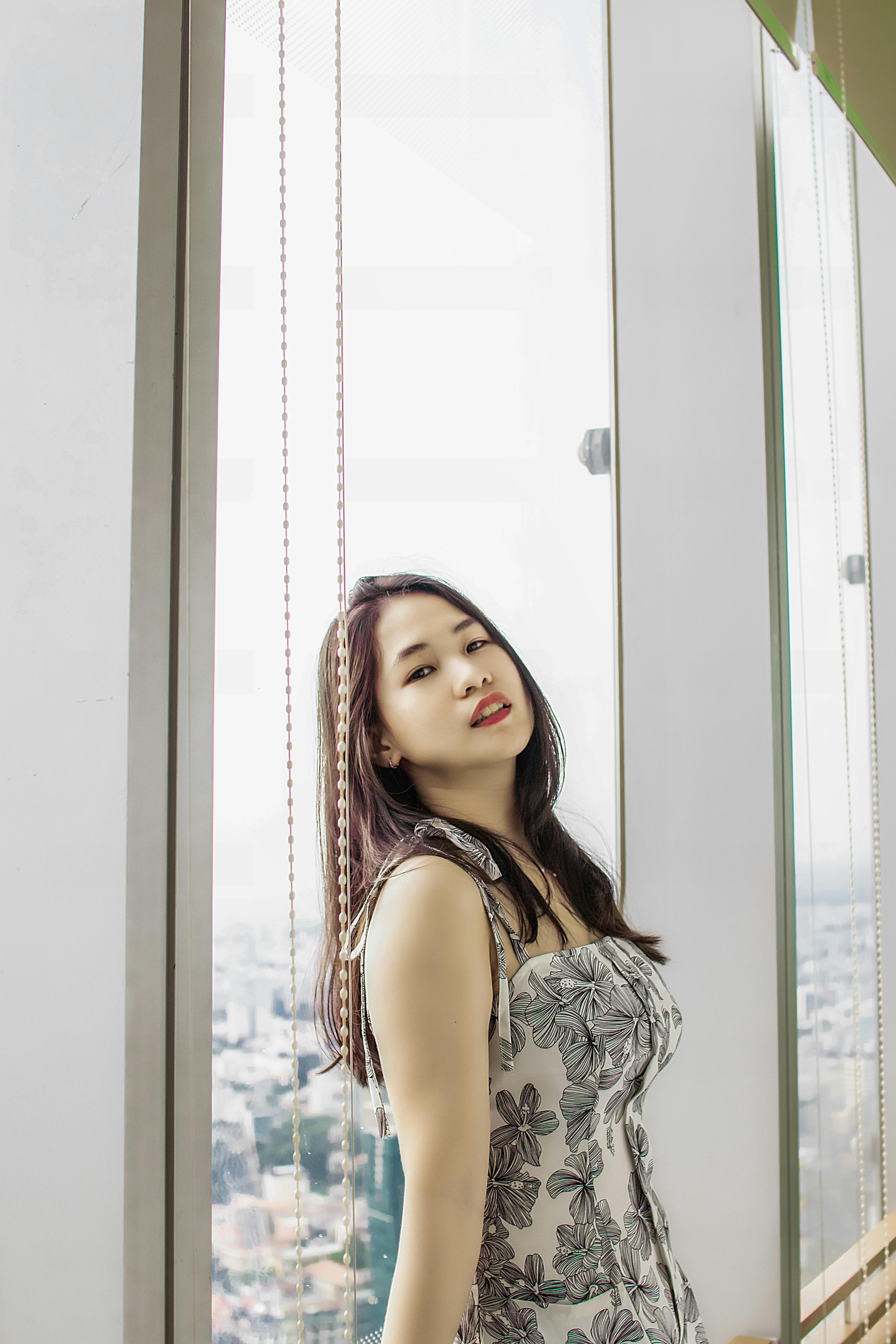 Selektiver Fokus Fotografie Der Frau, Die Tiefes V Ausschnittoberteil ...