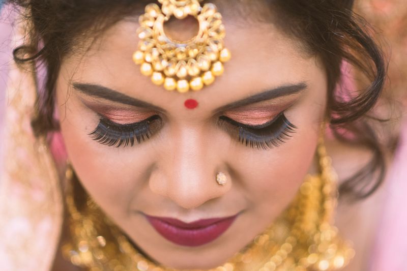 Bride wearing maang tikka