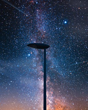 在蓬塞勒斯宁静的夜空下，银河清晰可见于路灯上方