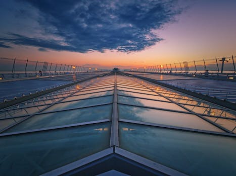 现代玻璃建筑在日落倒影中呈现出戏剧性的视角