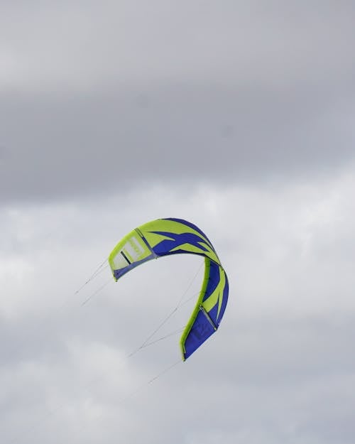 Foto d'estoc gratuïta de activitat a l'aire lliure, activitat esportiva, cel gris