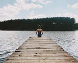 白俄罗斯湖畔的码头一片宁静，是逃离喧嚣、回归自然的好去处