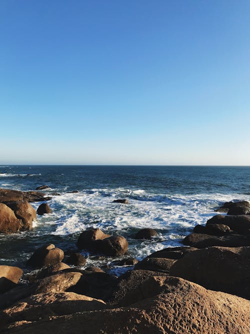 海邊岩石的照片
