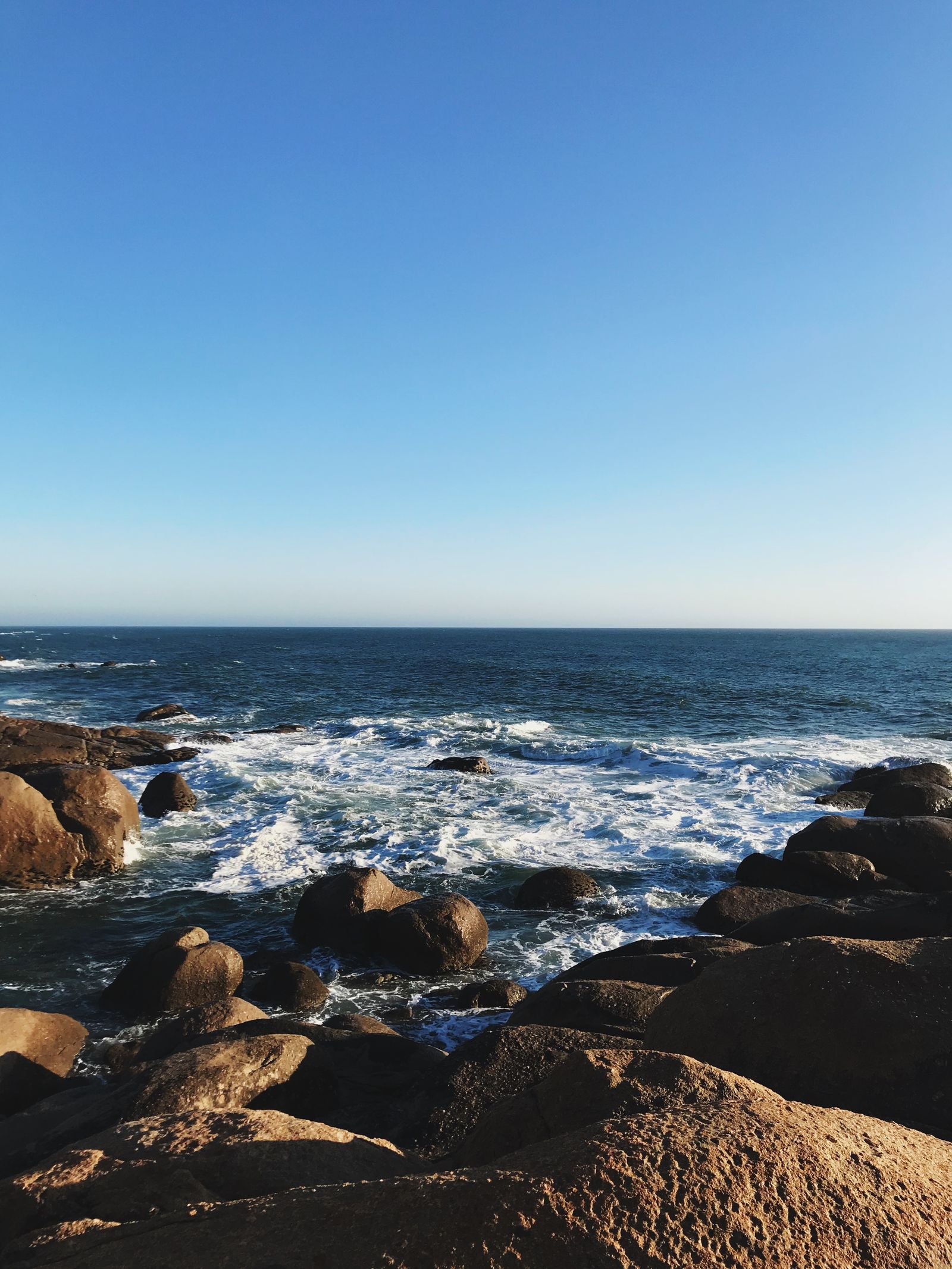 Vagues atlantiques se brisant sur les falaises du cap Spartel