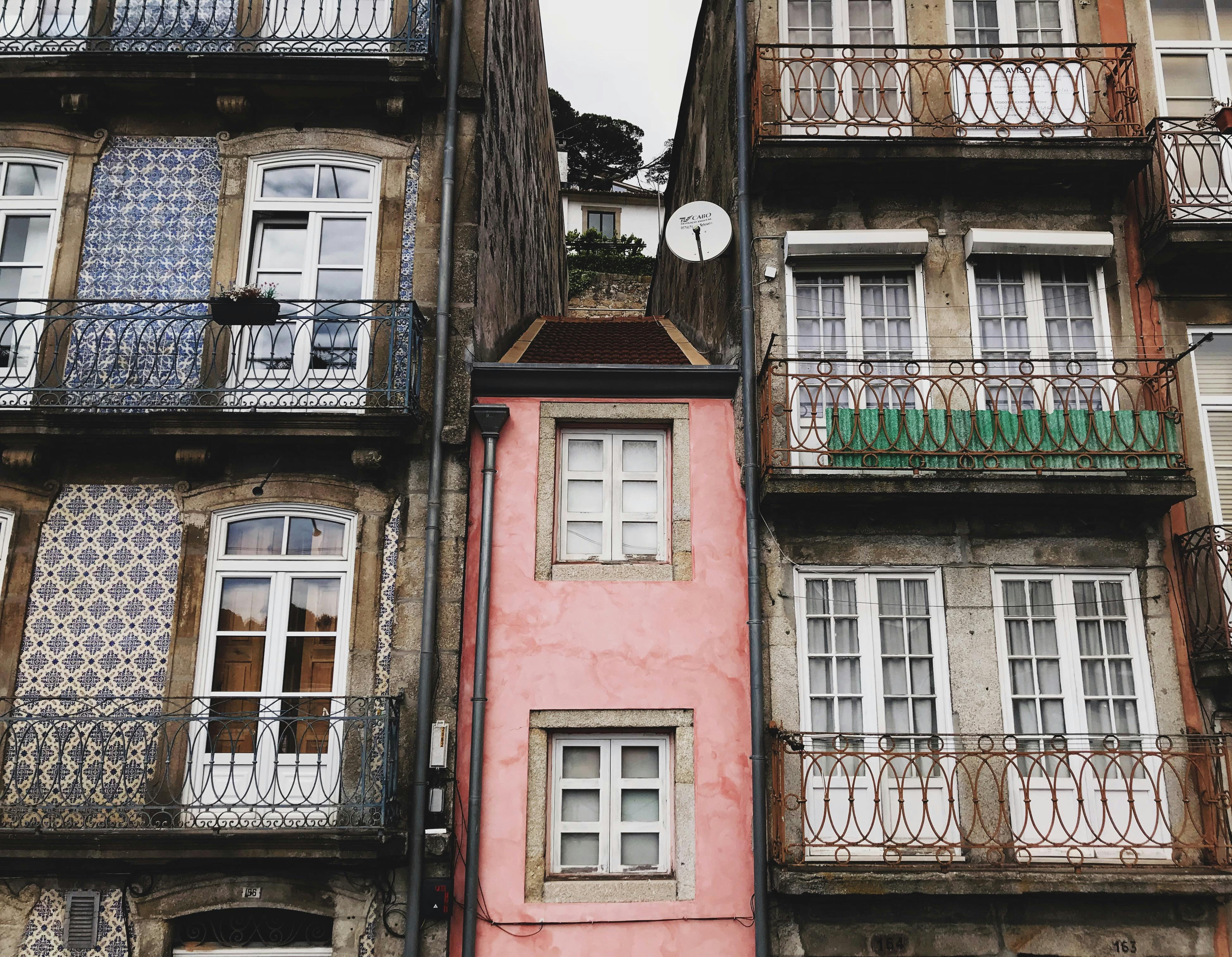 葡萄牙波尔图的建筑上，迷人的柔和立面和传统瓷砖令人着迷