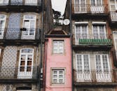 葡萄牙波尔图的建筑上，迷人的柔和立面和传统瓷砖令人着迷