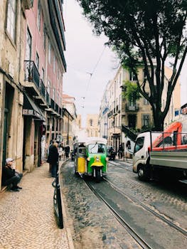 里斯本热闹的街道上，历史悠久的电车和鹅卵石道路，捕捉着城市生活的气息