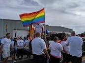 路易斯维尔举行了色彩缤纷的骄傲游行，参加者们举着彩虹旗