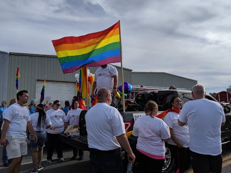 路易斯维尔举行了色彩缤纷的骄傲游行，参加者们举着彩虹旗