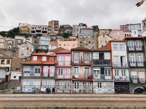 Foto De Edifícios Multicoloridos Com Vários Andares