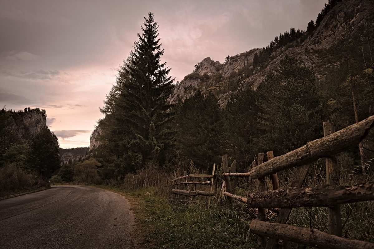Drum de munte pustiu prin păduri și stânci în regiunea Smolyan din Bulgaria, la amurg