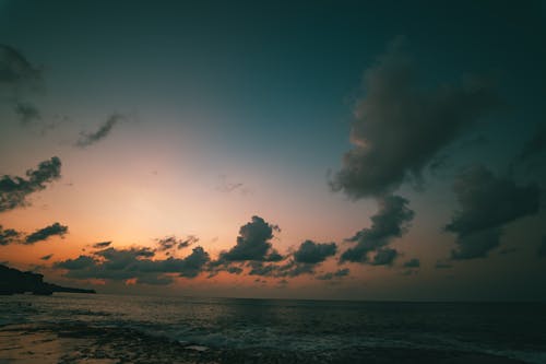 夜明けの海の風光明媚な景色