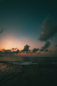 巴厘岛的日落令人惊叹，云层起伏，海浪宁静，非常适合旅行和自然爱好者