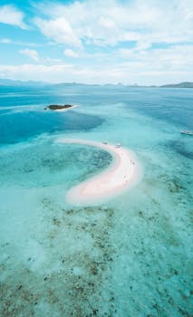 印度尼西亚东努沙登加拉岛的粉红色海滩被碧绿海水环绕，鸟瞰图令人惊叹