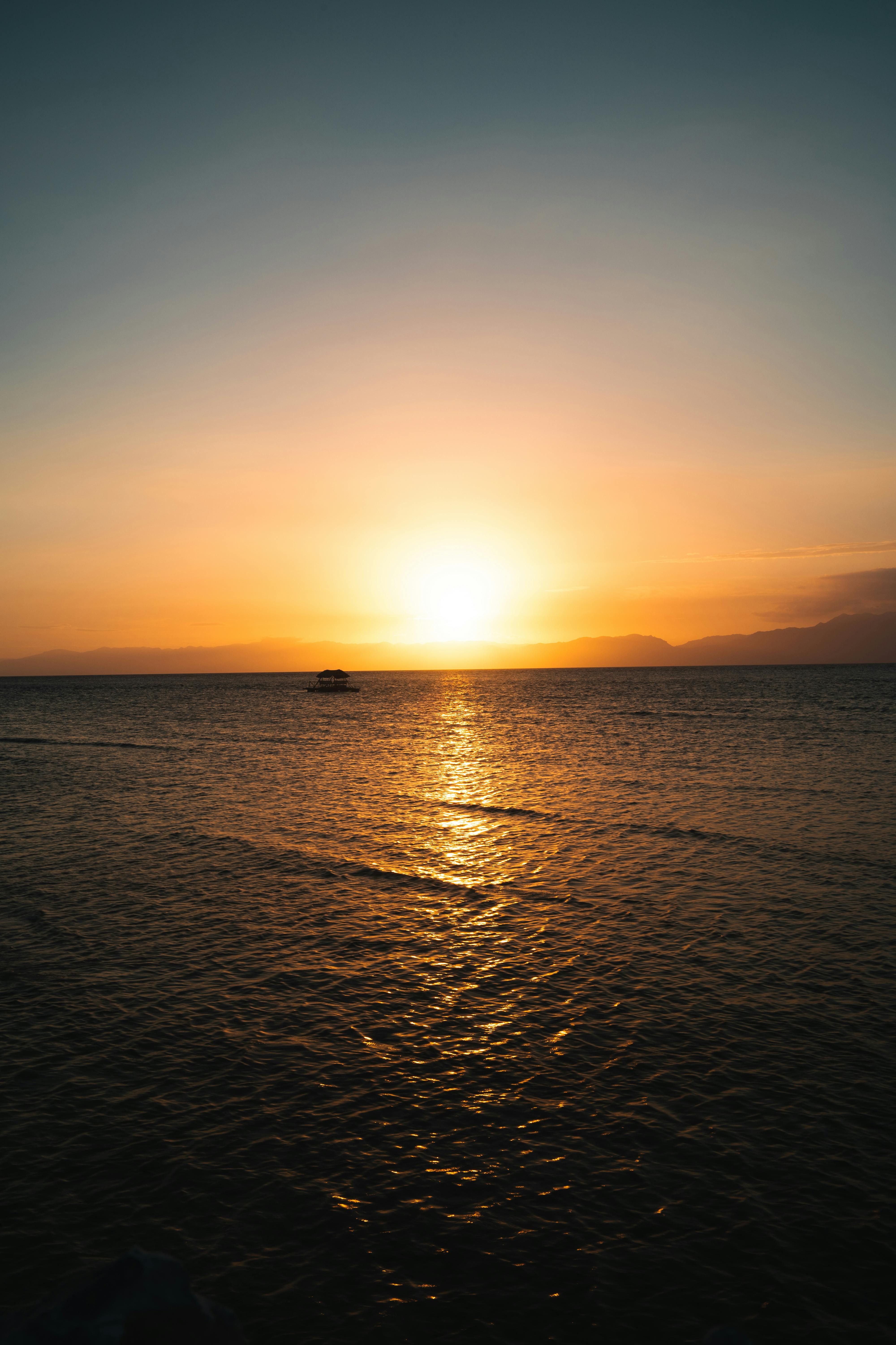 在菲律宾海上空，捕捉充满活力的日落中的宁静，非常适合旅行和自然爱好者